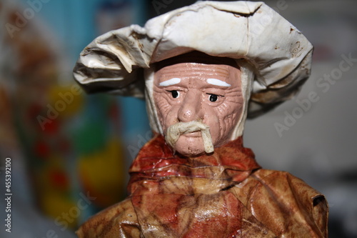 Viejito - figurilla de cerámica - artesanía - viejito con sombrero - persona senil - viejito de papel con sombrero - viejito con sombrero photo