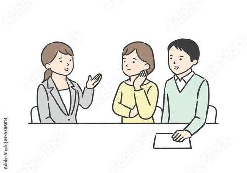 窓口で相談をしている若い夫婦