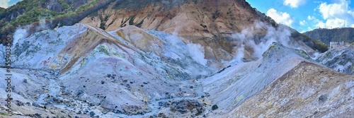 荒涼とした登別地獄谷と吹き上げる水蒸気のパノラマ情景＠北海道