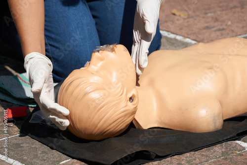 Quadro em tela Clase de primeros auxilios enseñando resucitación y respiración boca a boca con