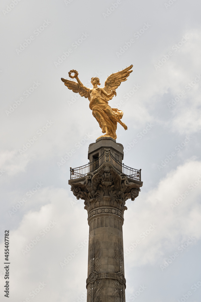 Foto del Angel de la independencia, celebración del día de la independencia en México