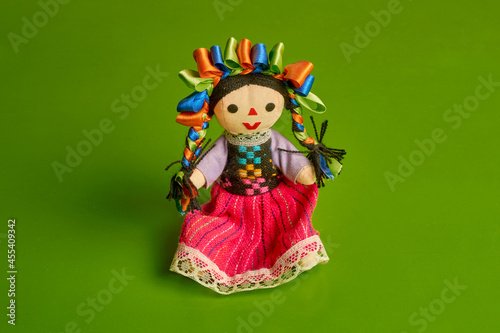 Colorida muñeca mexicana tradicional hecha a mano 