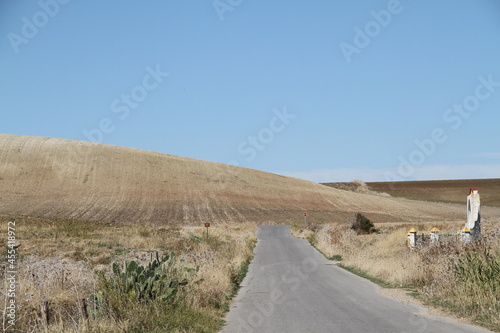 Weg durch trockene Landschaft