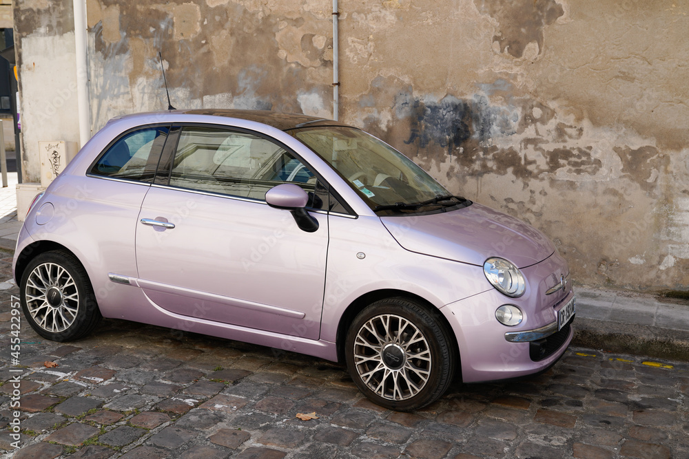 Fiat 500 purple pink vintage modern car in street side view Photos | Adobe  Stock