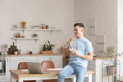 Handsome young man eating t...