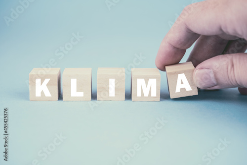Eine Hand legt aus einzelnen Buchstaben das Wort KLIMA