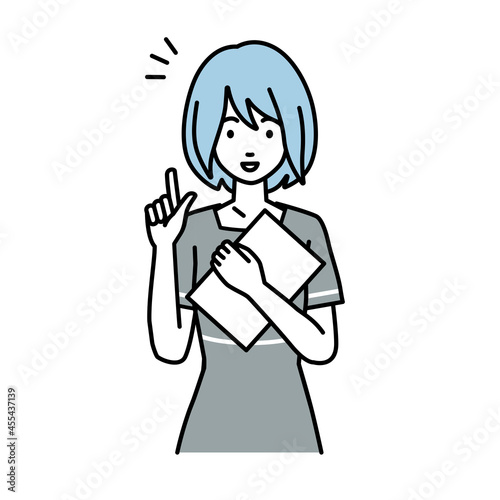 立って書類を手に持って何かひらめいたエステ店員の女性