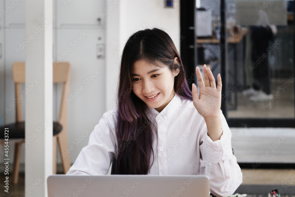 Company employees are making to facetime friends through the system. Internet to keep distance during the corona virus. Company employees are making to facetime friends through the system. Internet to keep distance during the corona virus.