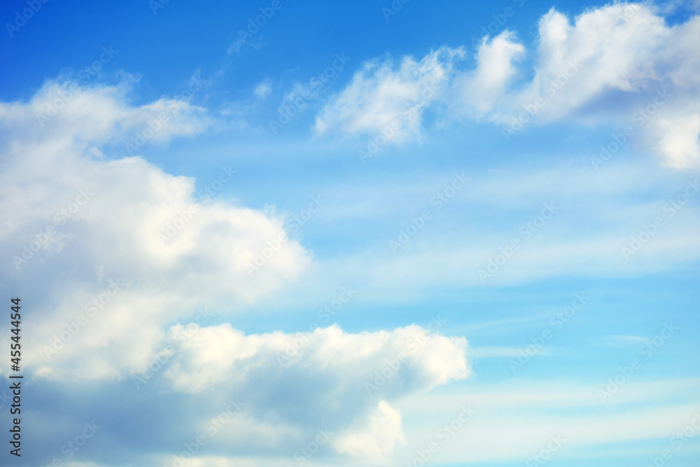 Obraz premium Cloudy sky background on a clear sunny day