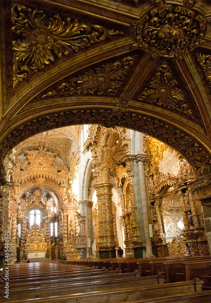 Intérieur baroque de l'église São Francisco à Porto, Portugal
