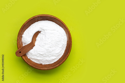 Foto Baking soda on green background.