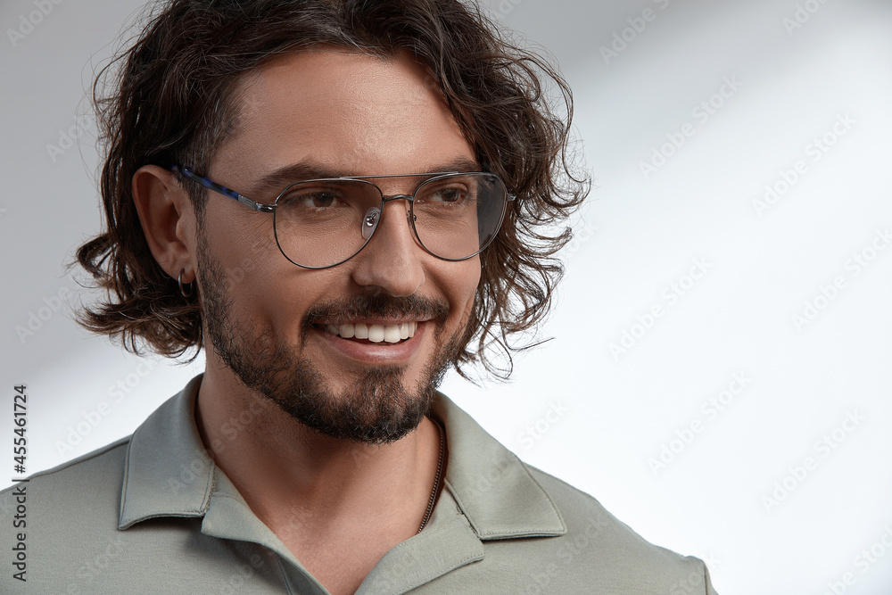 Middle-aged man, stylishly dressed in a gray T-shirt and glasses, business style, smart kezhl, handsome business man with glasses, business style concept, modern approach to men's fashion. Middle-aged man, stylishly dressed in a gray T-shirt and glasses, business style, smart kezhl, handsome business man with glasses, business style concept, modern approach to men's fashion.