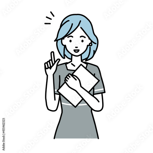立って書類を手に持って何かひらめいたエステ店員の女性