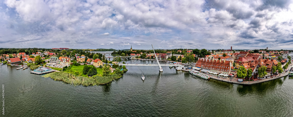 Mikołajki, Jezioro Mikołajskie na Mazurach w Polsce z lotu ptaka
