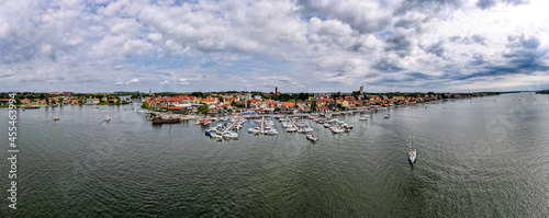 Mikołajki, Jezioro Mikołajskie na Mazurach w Polsce z lotu ptaka