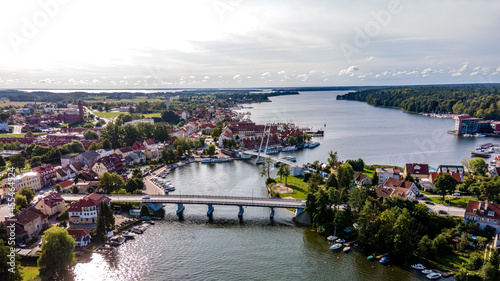 Fototapeta Naklejka Na Ścianę i Meble -  Mikołajki, Jezioro Mikołajskie na Mazurach w Polsce z lotu ptaka