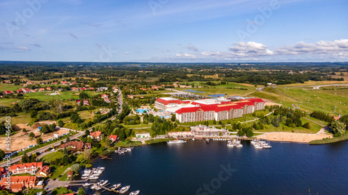Fototapeta Naklejka Na Ścianę i Meble -  Mikołajki, Jezioro Tałty na Mazurach w Polsce z lotu ptaka