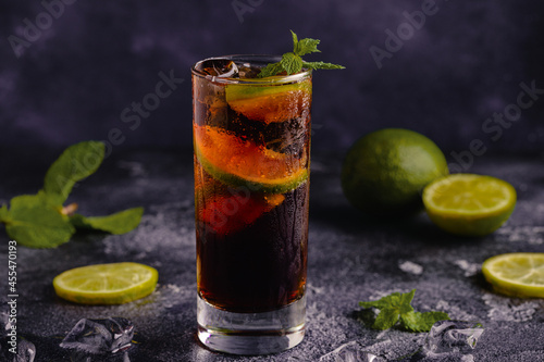 cocktail Cuba Libre with lime and ice