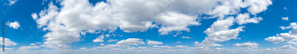 Naklejka premium Blue Sky background with tiny Clouds. Panorama background