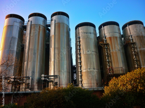 Fotografie Molson Coors Brewery steel tanks in Burton on Trent, UK.