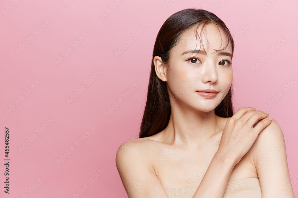 美しい若い女性のピンク背景のビューティーボートレート 美しい若い女性のピンク背景のビューティーボートレート