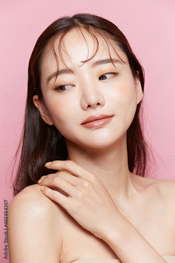 美しい若い女性のピンク背景のビューティーボートレート 美しい若い女性のピンク背景のビューティーボートレート