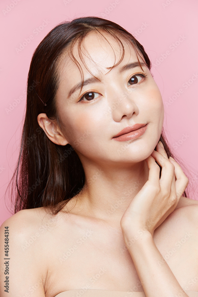 Fototapeta premium 美しい若い女性のピンク背景のビューティーボートレート