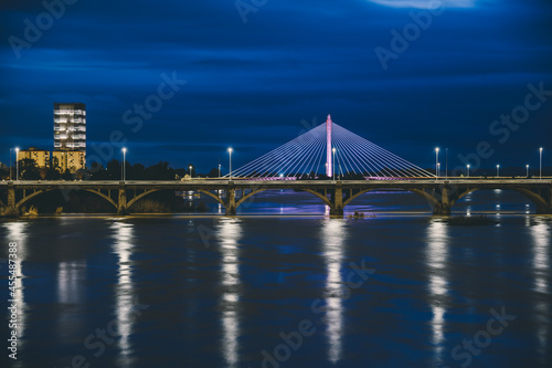 Vista nocturna del Puente Real sobre el río Guadiana en Badajoz.