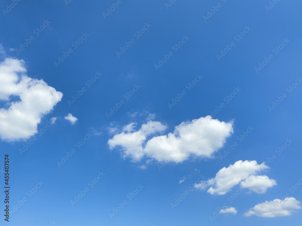  pieces of cloud in the blue sky