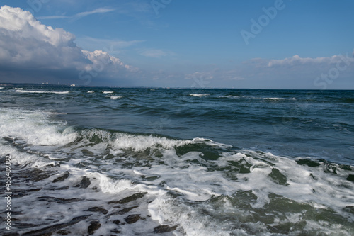 Wasserwellen mit weißer Gischt, brechen im flachen Wasser der Ostsee.