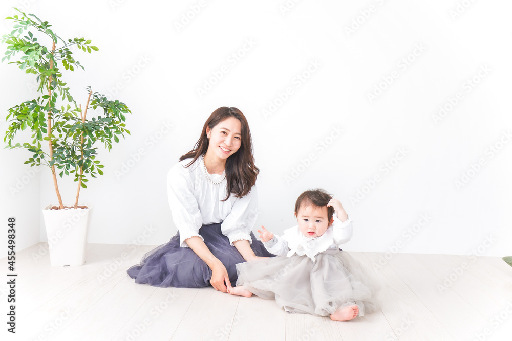 お母さんと家で遊ぶ赤ちゃん お母さんと家で遊ぶ赤ちゃん