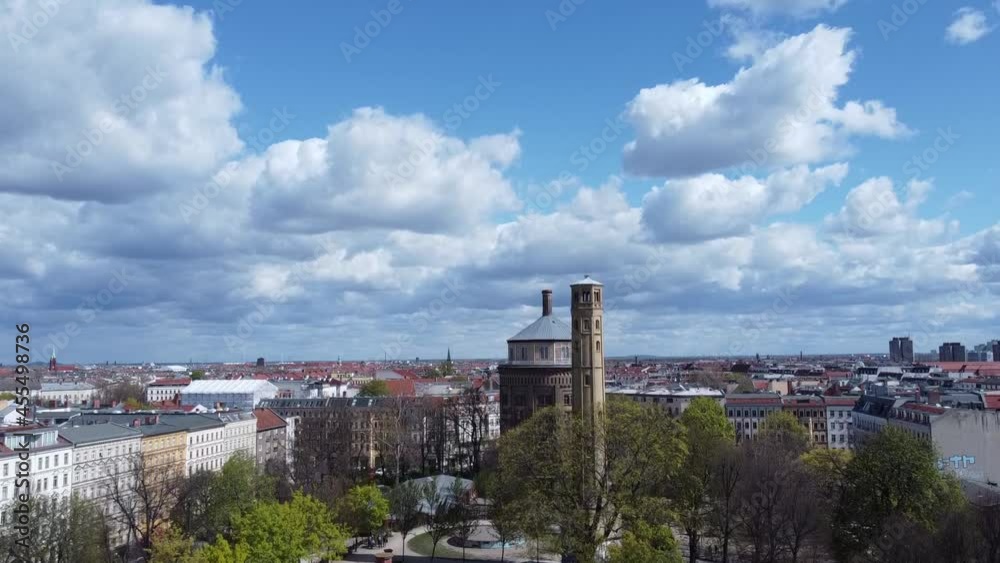 Luftansicht Park am Wasserturm Berlin Prenzlauer Berg an einem sonnigen Tag mit blauem Himmel und Wolken.