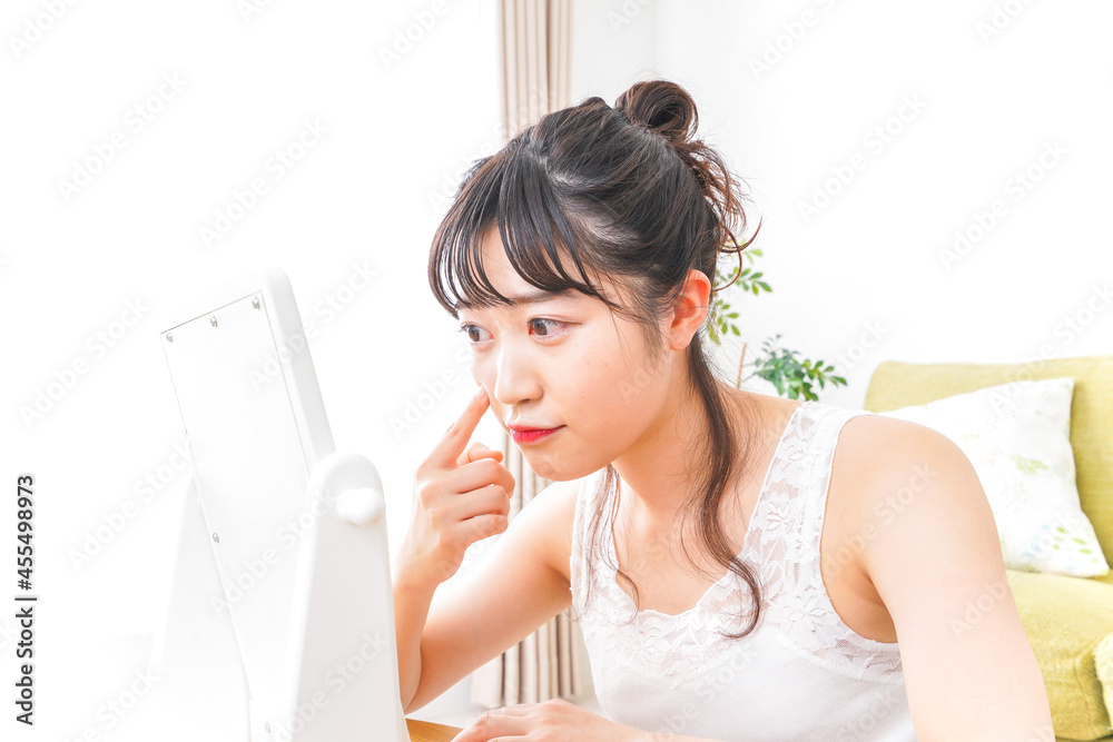 オフィスでデスクワークをする若いビジネスウーマン