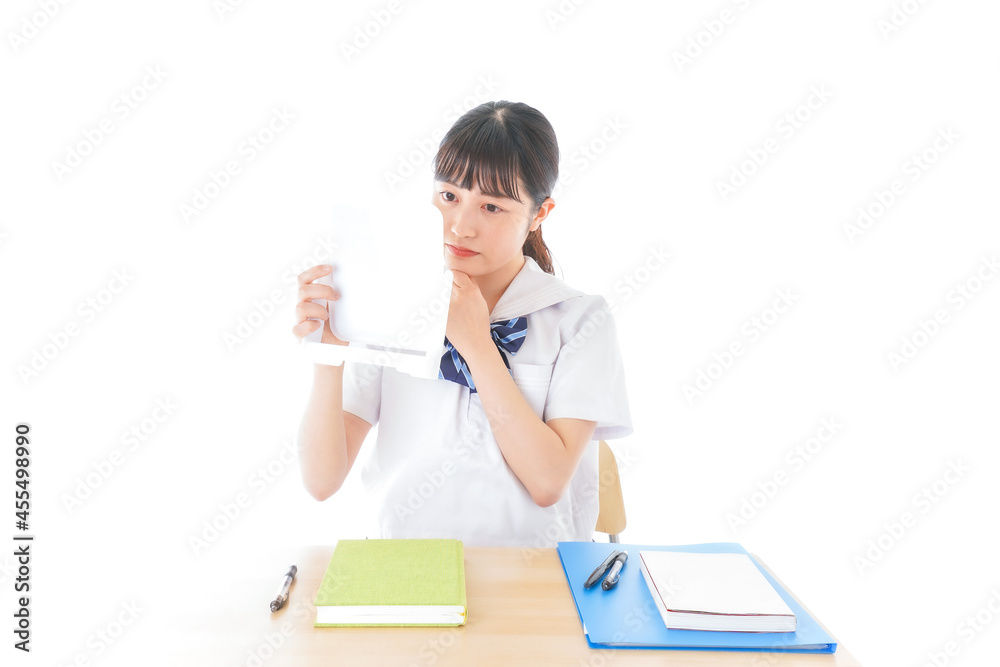 容姿を気にする制服姿の女子学生