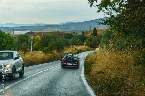 Macchina su strada in Toscana