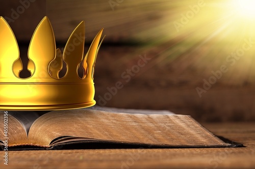 Tableau sur toile The Holy Bible and a Kings Crown on a desk