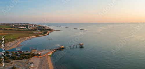 Foto Panorama view of fishing huts with typical italian fishing machine, called trabucco,Lido di Dante, fiumi uniti Ravenna near Comacchio valley