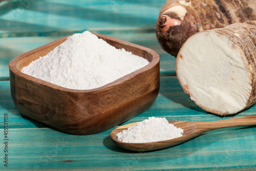 фотографія Taro Root of Colocasia esculenta and Organic Taro Flour in a bowl