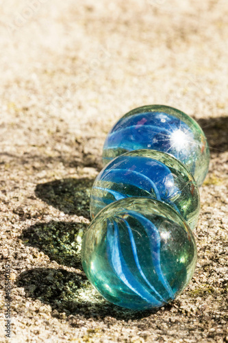 Konstfotografi Bolas de gude coloridas Bolinhas de gude Crianças brincando bolas de gude coloridas Glass ball and its shadow