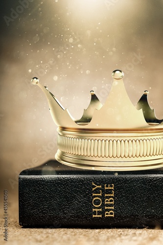 Obraz na plátně The Holy Bible and a Kings Crown on a desk