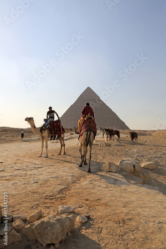 Kamelreiter vor Pyramiden in Gizeh (Ägypten) 