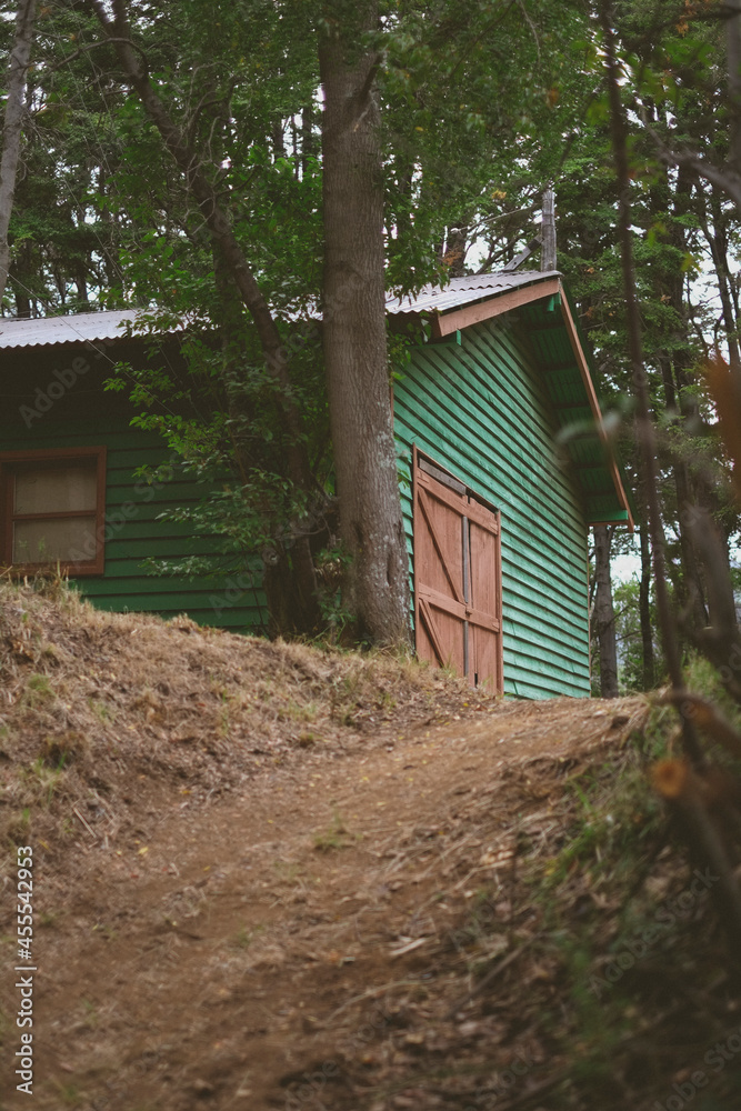 Cabaña de madera en el bosque Cabaña de madera en el bosque