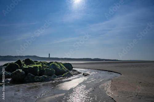 Strand mit Felsen bei Berck sur mer in Frankreich / Nord Pas de Calais / Hauts-de-France