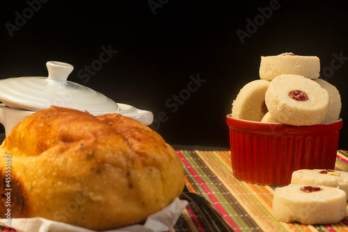 Mesa de café  da manhã com pão e biscoitos amanteigados .  photo