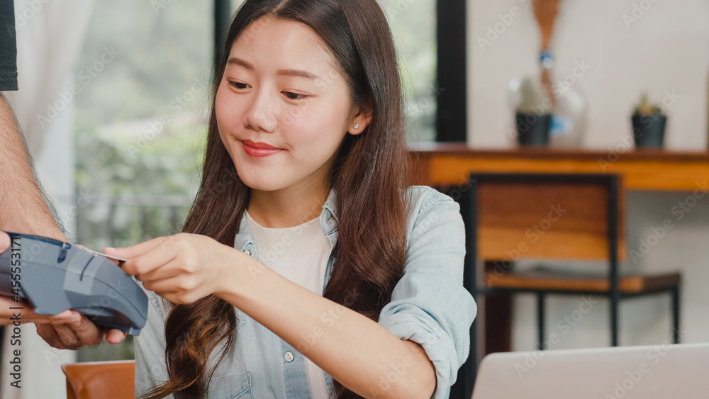 Φωτογραφία Young Asian freelance women pay contactless credit card at coffee shop