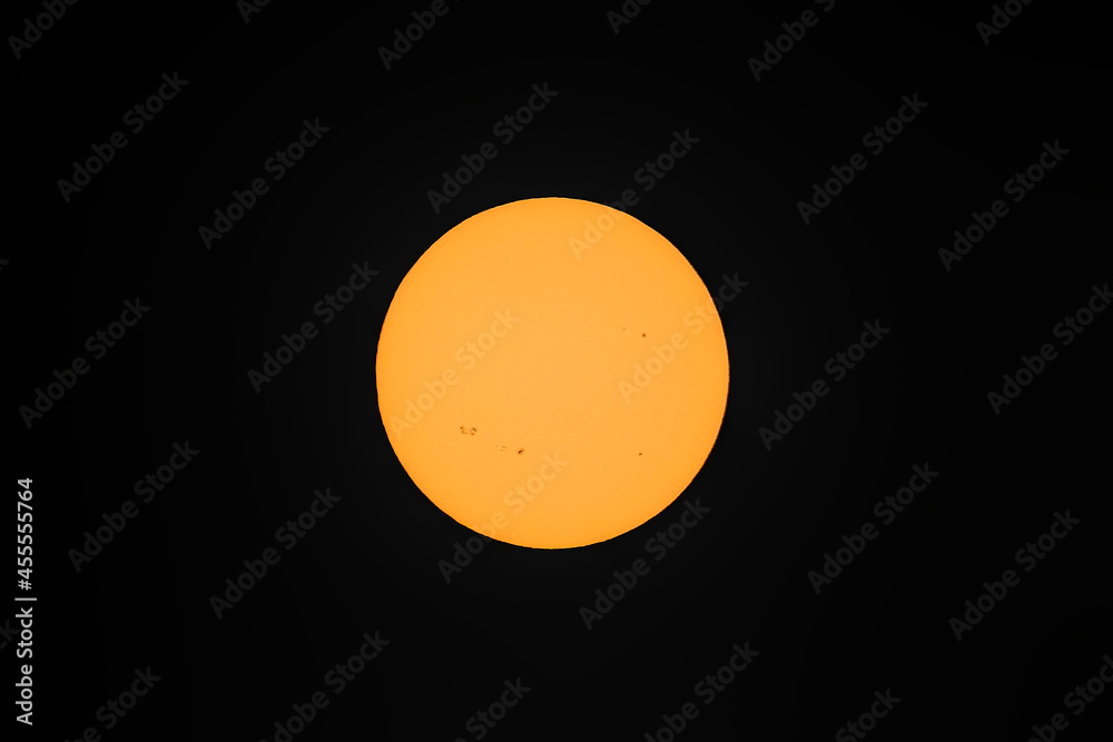 Φωτογραφία Centered view of the Sun with many active sunspot regions seen in Dublin, Ireland on 7 September, 2021