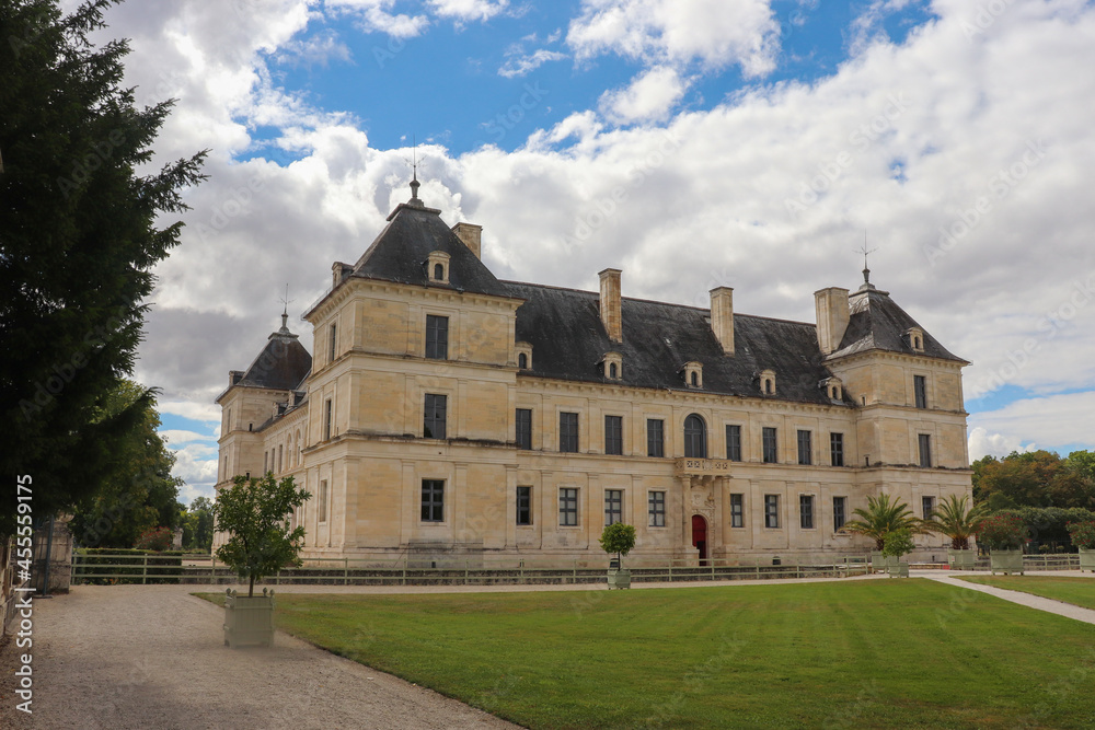 Bourgogne - Yonne - Ancy-le-Franc - Entrée principale du château