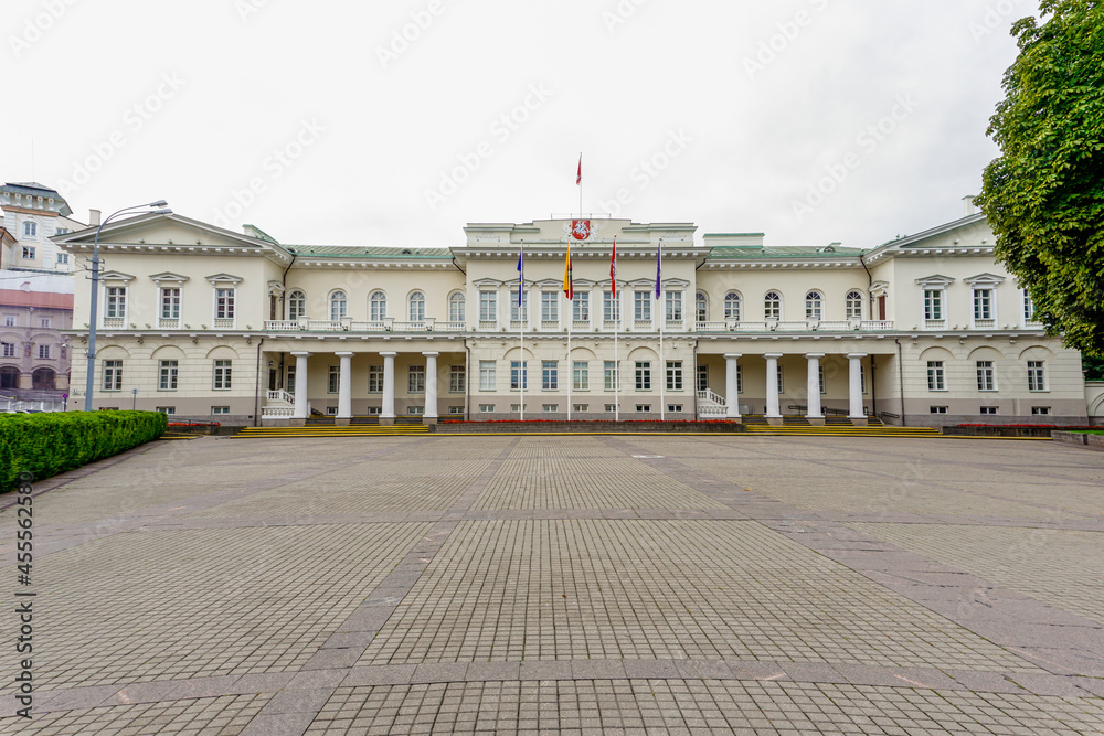 Obraz premium view of the Lithuanian Presidential Palace and the Daukanto Square in Old Town Vilnius