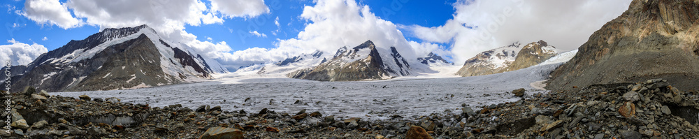 Panorama des Aletschgletscher mit Blick auf den Konkordiaplatz in den Berner Alpen, Schweiz