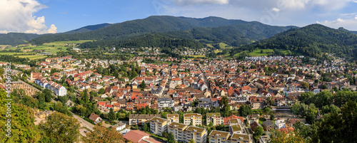 Panorama der Stadt Waldkirch mit Blick auf den Gipfel des Kandel im Hintergrund, Schwarzwald, Deutschland